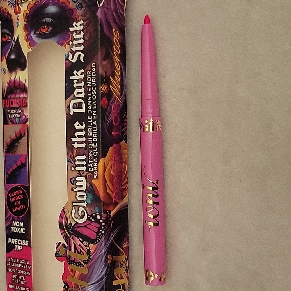 Women"s Liner Make Up. Glow In The Dark